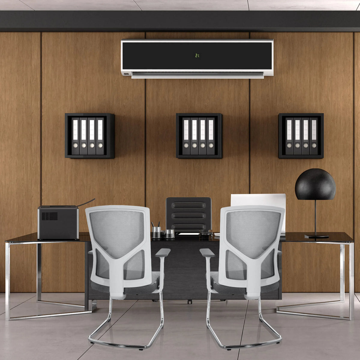 Två grå BRETON V W fjädrande stolar med nätryggstöd vid ett skrivbord från hjh OFFICE