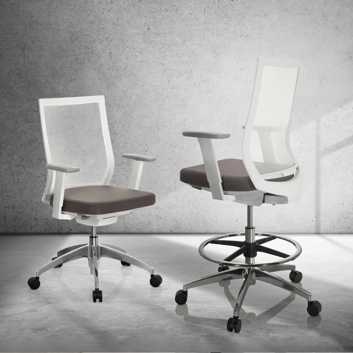 Två grå bardiskstolar ASPEN WORK W med vita ramar, armstöd och fotringar från hjh OFFICE