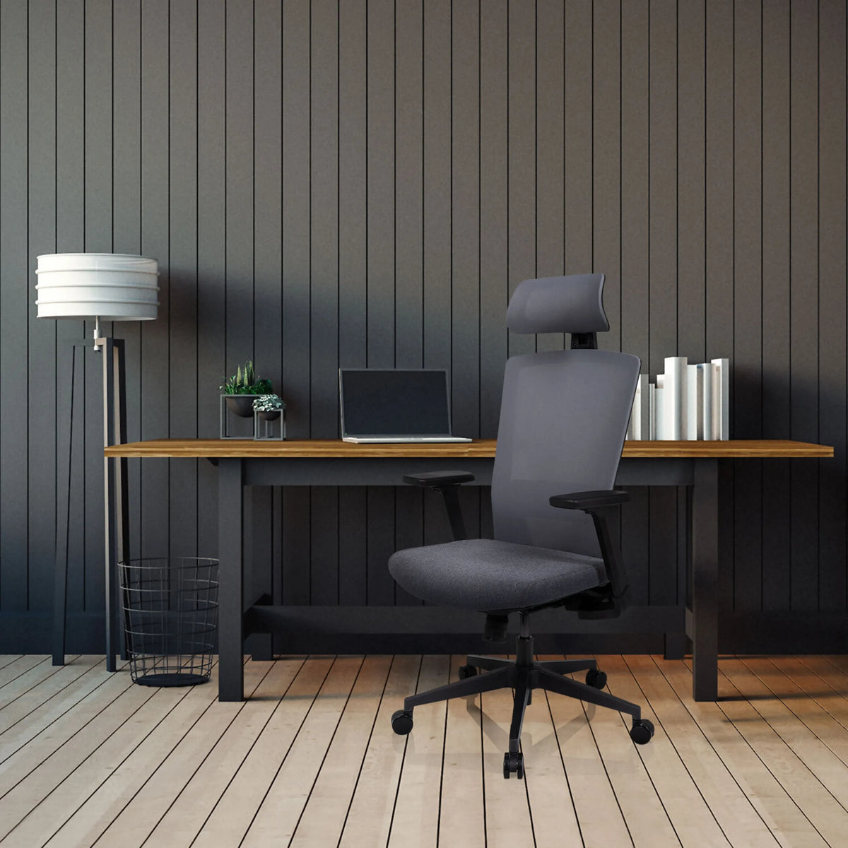 Grå Professionell kontorsstol CAPTIVO med nackstöd och armstöd vid ett skrivbord från hjh OFFICE