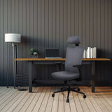 Grå Professionell kontorsstol CAPTIVO med nackstöd och armstöd vid ett skrivbord från hjh OFFICE