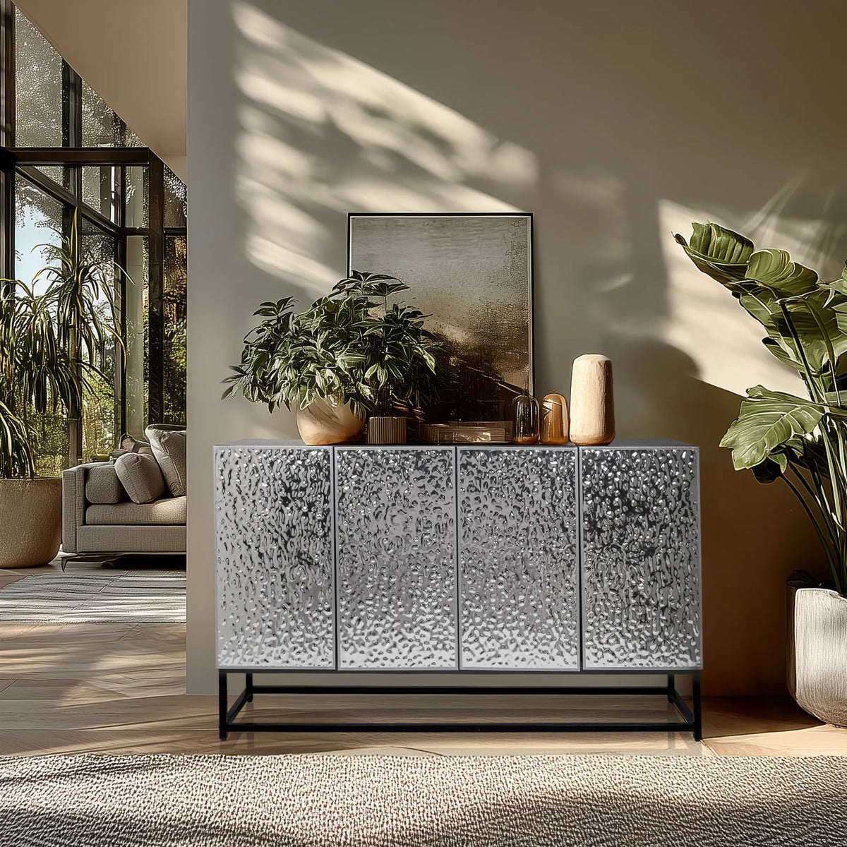 Silverfärgad Byrå METALLIO med strukturerad front och svart underrede från hjh LIVING