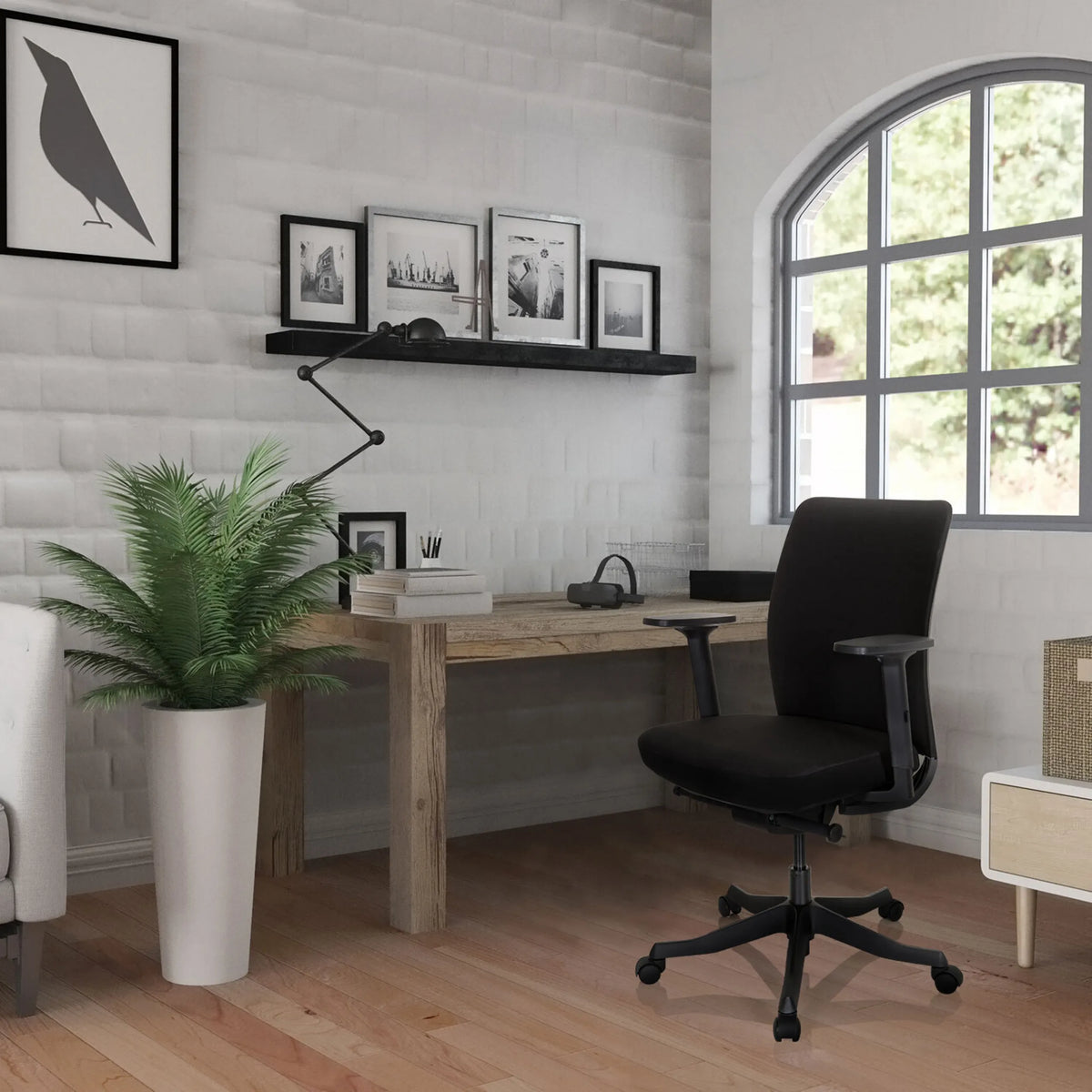 Svart Professionell kontorsstol SENATOR med armstöd och hjul i ett ljust kontor från hjh OFFICE