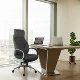 Grå professionell chefsfåtölj ELEGANCE I med högt ryggstöd och armstöd vid ett skrivbord från hjh OFFICE