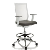 Grå Bardiskstol ASPEN WORK W med vitt nätryggstöd och ett fotstöd i krom från hjh OFFICE