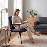Svart stoppad stol Lifea Flex i konstläder med armstöd från hjh LIVING (AI-genererad bild)
