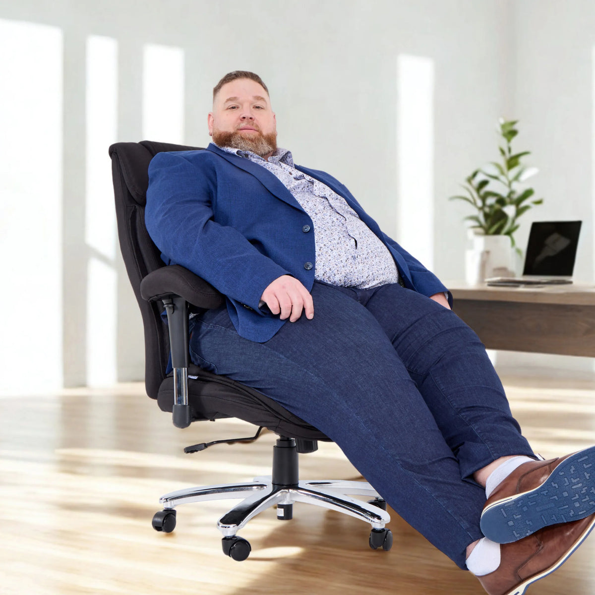 Svart snurrstol BUILDER XXL I med tygbeklädnad och krombas från hjh OFFICE