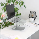 Silverfärgat underlägg för bärbar dator LAPTOP STAND med justerbart stativ på ett vitt skrivbord från hjh OFFICE