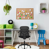 Svart Snurrstol för barn KID ERGOLINO B med armstöd och hjul framför ett skrivbord från hjh OFFICE