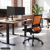 Professionell kontorsstol PORTO BASE i svart och orange från hjh OFFICE (AI-genererad bild)