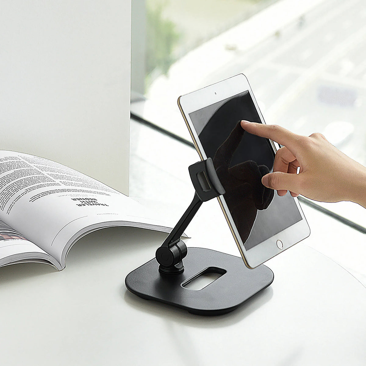 Svart hållare för mobiltelefon & surfplatta FLEXMOBI IV med en insatt surfplatta på vit bakgrund från hjh OFFICE