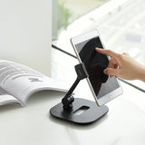 Svart hållare för mobiltelefon & surfplatta FLEXMOBI IV med en insatt surfplatta på vit bakgrund från hjh OFFICE