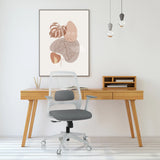 Grå PARFERIO W Home Office kontorsstol med nätryggstöd och hjul framför ett skrivbord från hjh OFFICE
