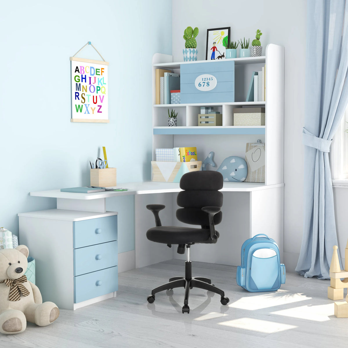 Svart Snurrstol för barn KID ERGOLINO B med armstöd och hjul vid ett vitt skrivbord från hjh OFFICE