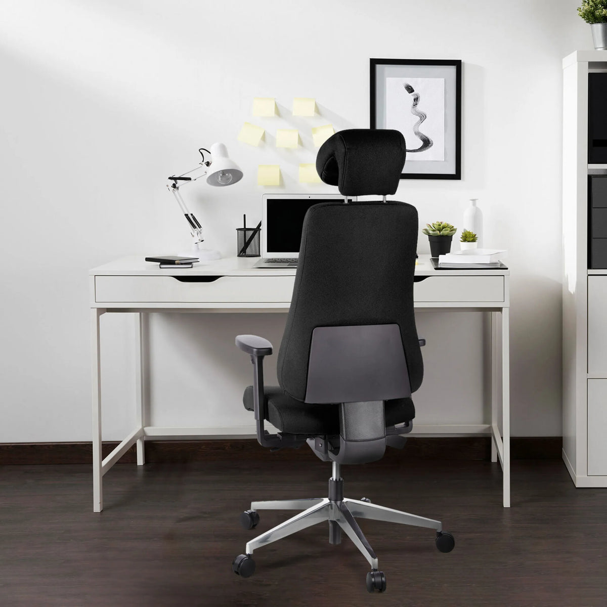 Baksida av Professionell kontorsstol PRO-TEC 400 i svart med nackstöd och armstöd från hjh OFFICE