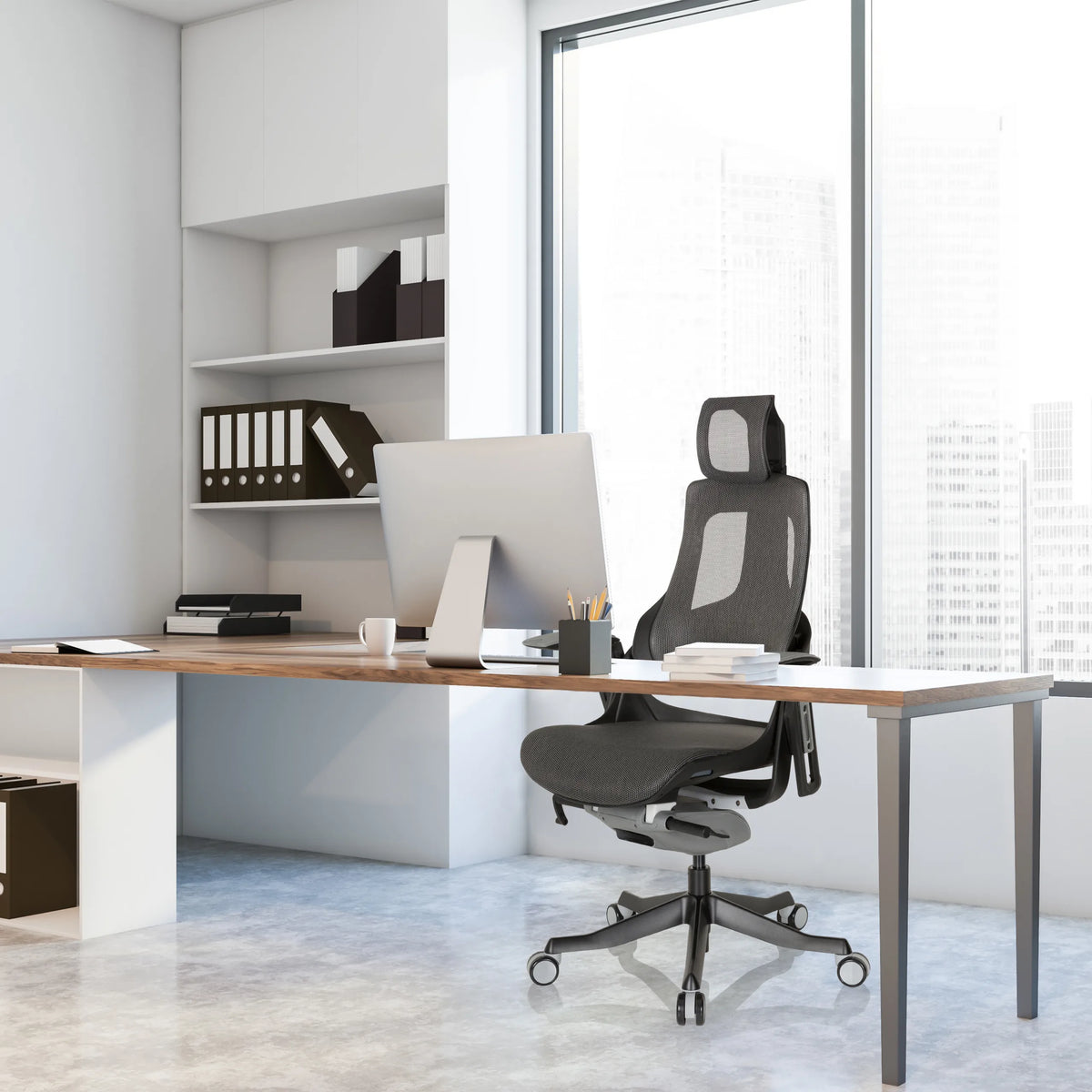 Professionell kontorsstol SPEKTRE BLACK med nätryggstöd och nackstöd i grått och svart vid ett skrivbord från hjh OFFICE