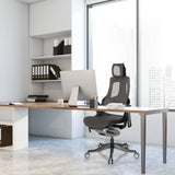 Professionell kontorsstol SPEKTRE BLACK med nätryggstöd och nackstöd i grått och svart vid ett skrivbord från hjh OFFICE