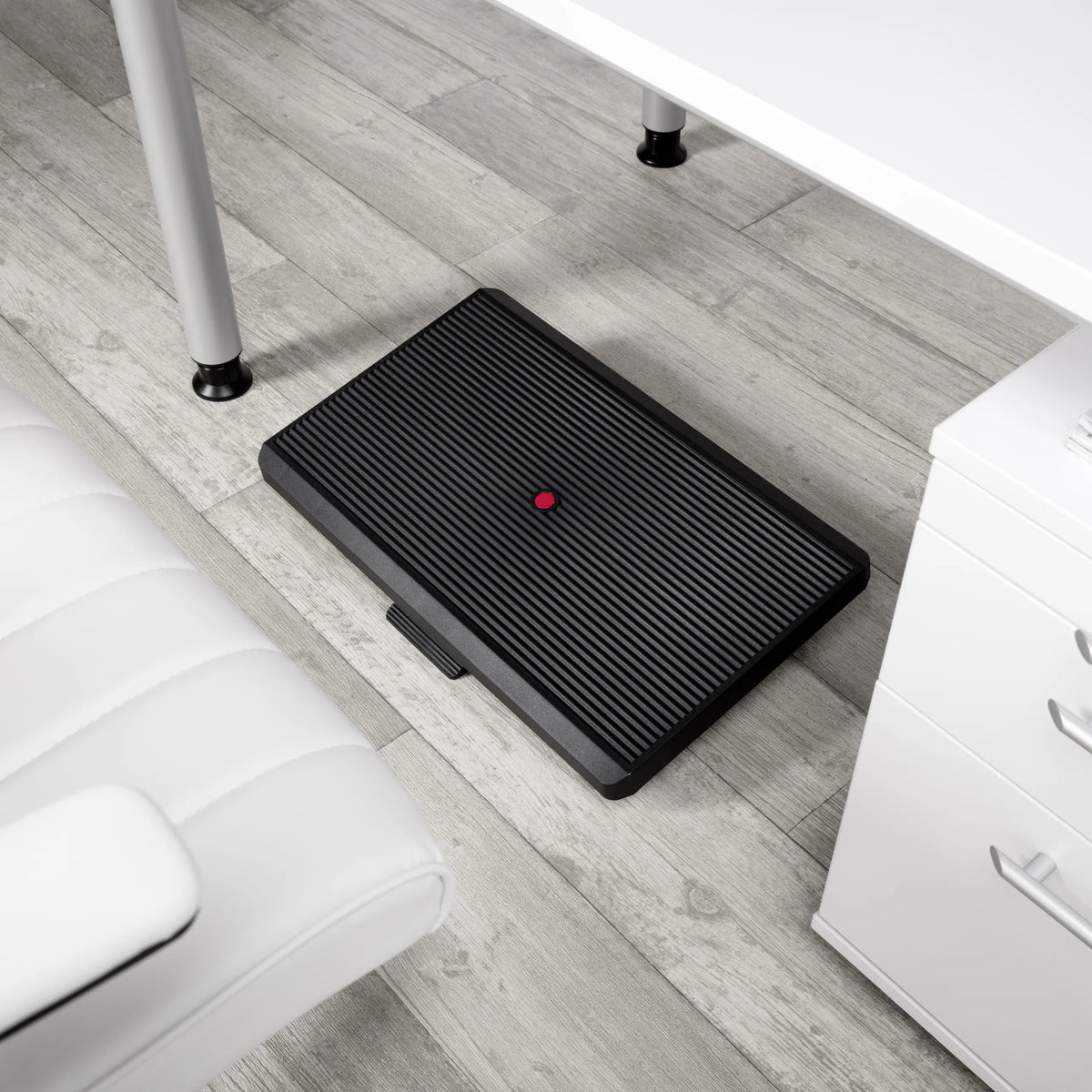 Svart PIEDINO STRIPE PRO Fotstöd med räfflad yta och röd knapp från hjh OFFICE