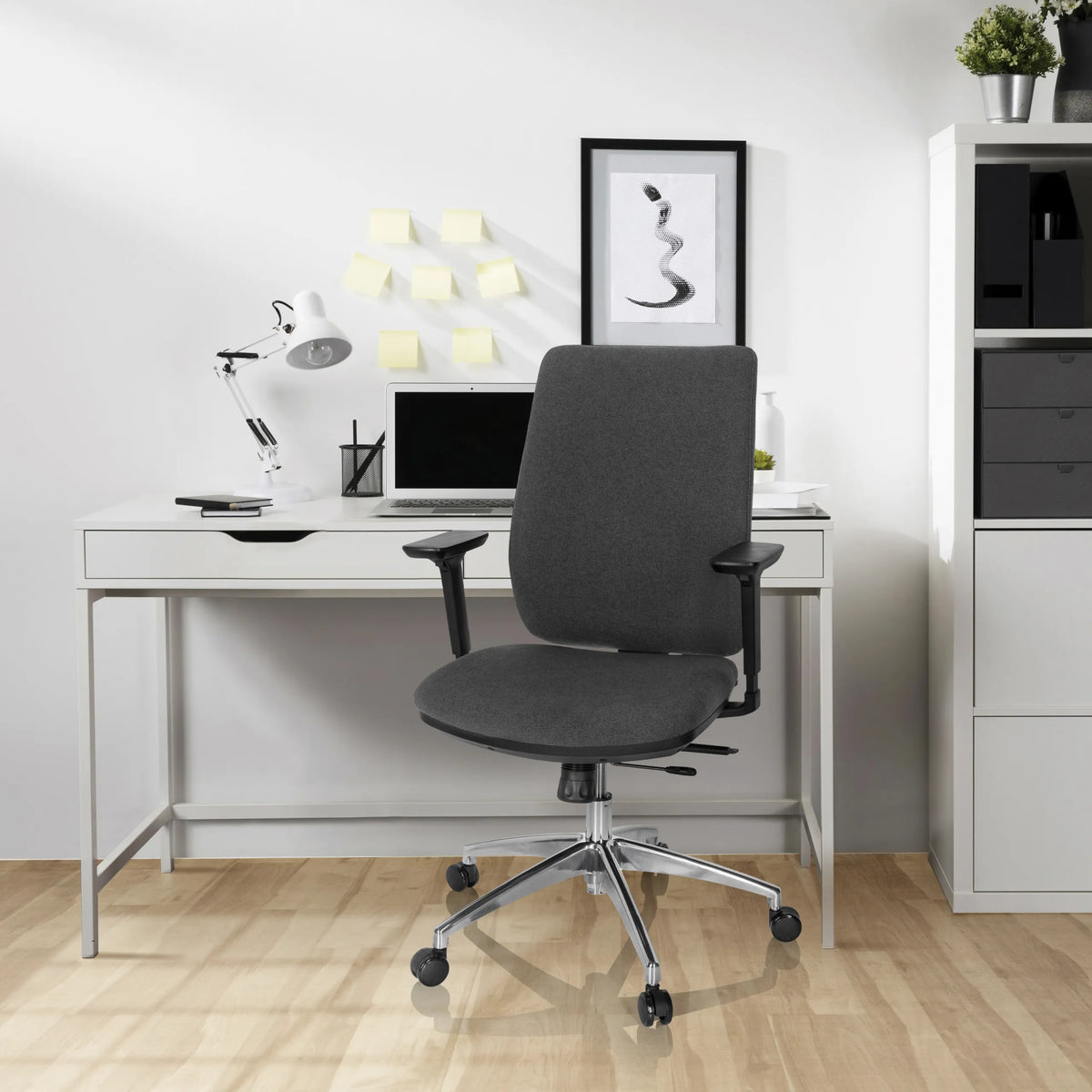 Mörkgrå Professionell kontorsstol INTEGRIO I med armstöd och fem hjul från hjh OFFICE