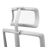 Grå Professionell kontorsstol ARCEO W med nätryggstöd och nackstöd framför ett skrivbord från hjh OFFICE