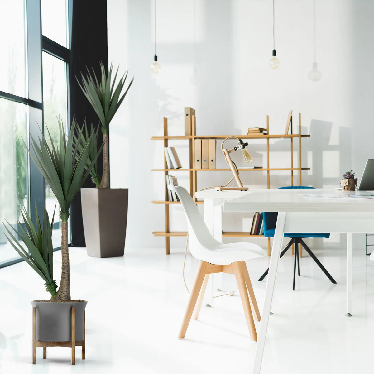 Konstgjorda växter YUCCA i grön färg med grå kruka och trästativ från hjh OFFICE