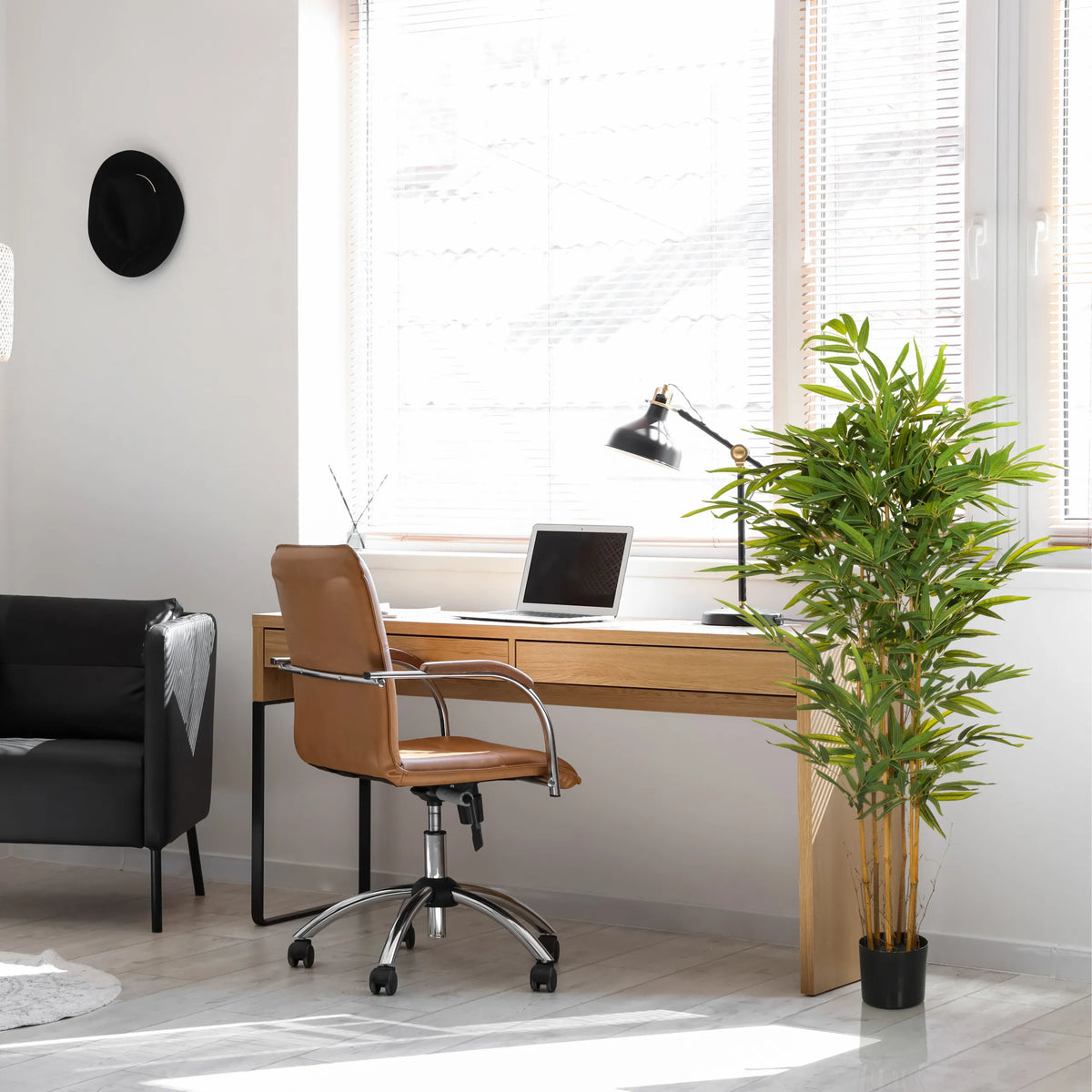 Gröna Konstgjorda växter BAMBUS II i en svart kruka i ett hemkontor från hjh OFFICE