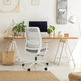 Grå Home Office kontorsstol PROFONDO ECO W med nätryggstöd och vita armstöd från hjh OFFICE