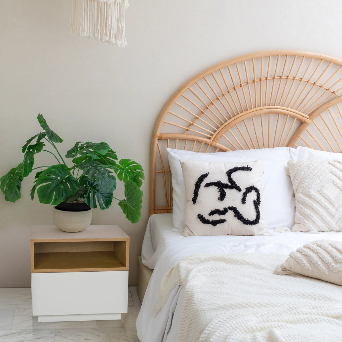 Vitt sidobord MELMO med öppen hylla i eklook bredvid en säng från hjh LIVING