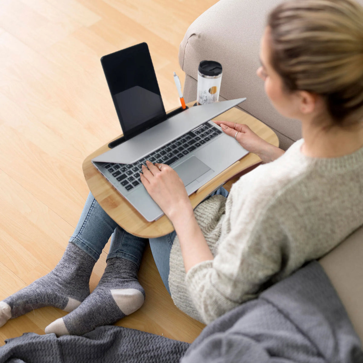 Brunt underlägg för bärbar dator COMFILAP I i trä från hjh OFFICE med en bärbar dator i användning