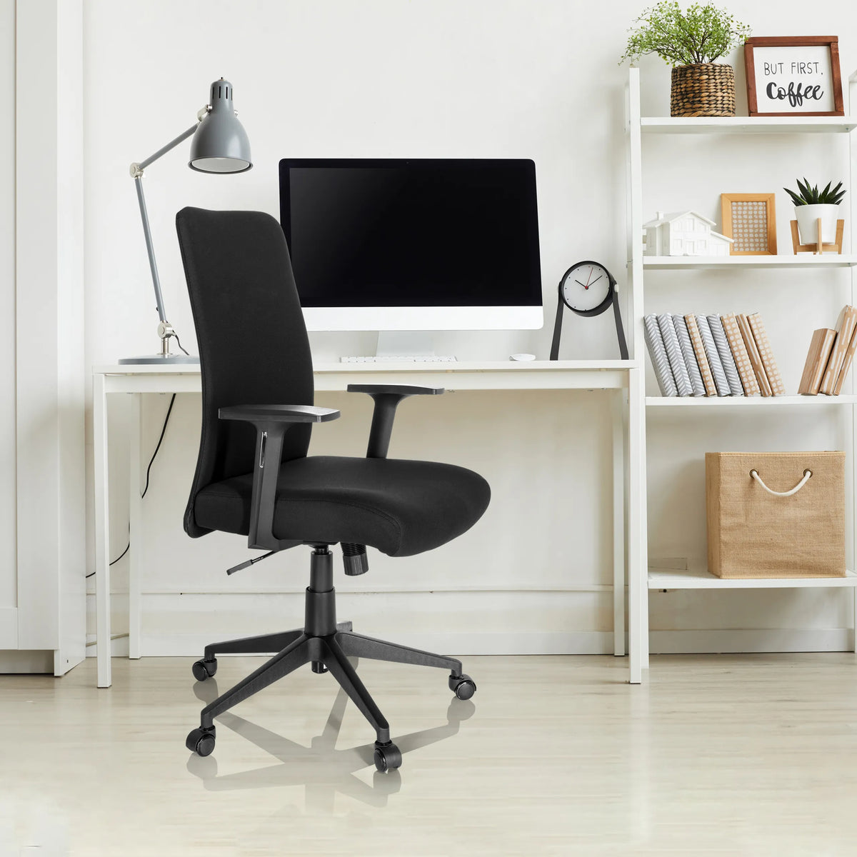 Svart Home Office kontorsstol COSIO I med armstöd och hjul vid ett vitt skrivbord från hjh OFFICE