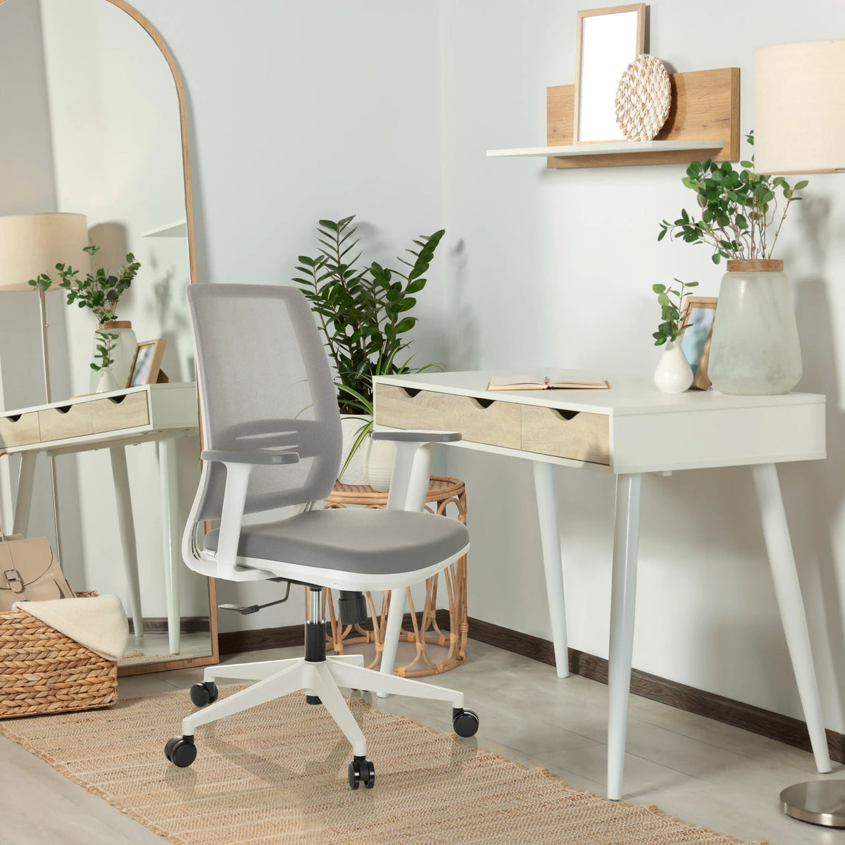 Grå Home Office kontorsstol PROFONDO ECO W med armstöd och hjul i ett ljust rum från hjh OFFICE