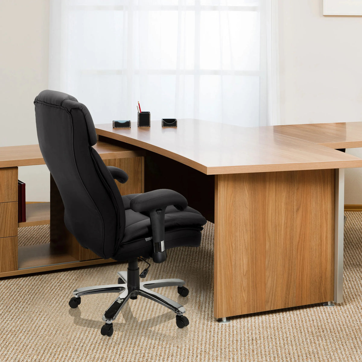 Svart snurrstol BUILDER XXL I i konstläder vid ett skrivbord från hjh OFFICE