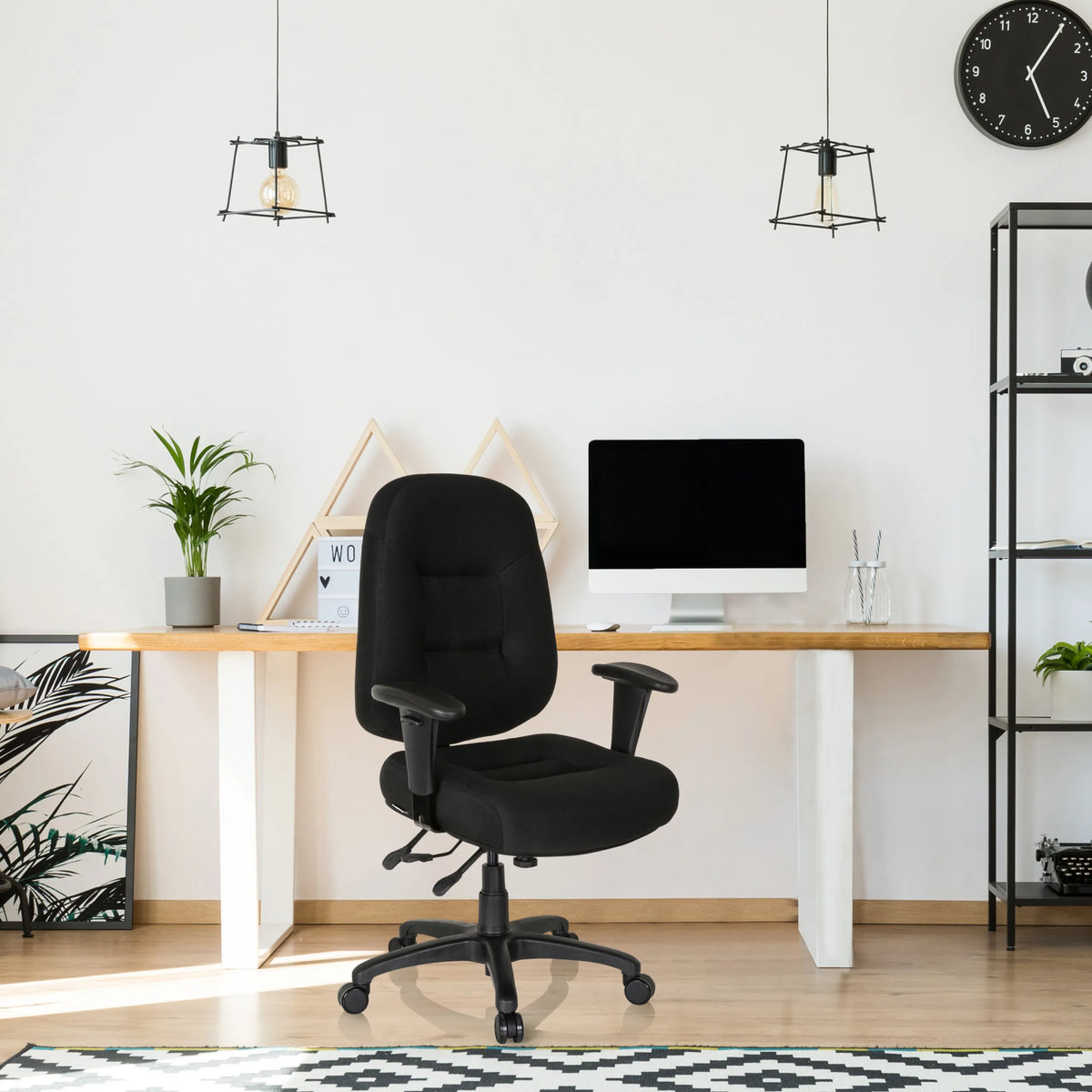 Svart Professionell kontorsstol ZENIT XXL med armstöd och hjul vid ett skrivbord från hjh OFFICE