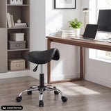 Sadelstol Sattix i svart med kromad stjärnfot och hjul från hjh OFFICE (AI-genererad bild)