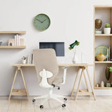Beige COSIO II Home Office kontorsstol med vita armstöd och hjul vid ett skrivbord från hjh OFFICE
