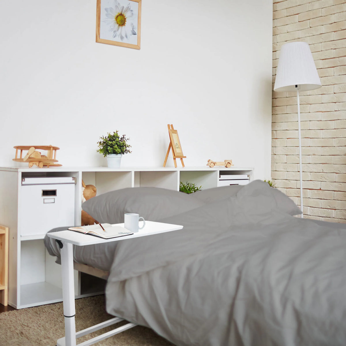 Vitt ståskrivbord STAND II med ett anteckningsblock och en kopp på bordsskivan från hjh OFFICE