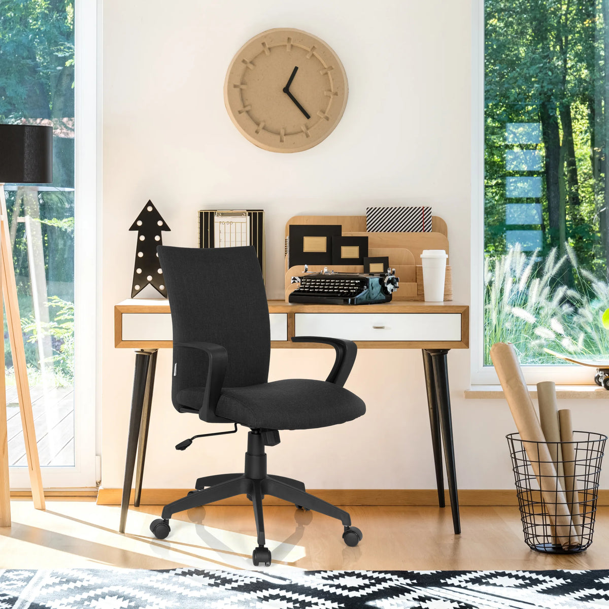 Svart Home Office kontorsstol SOFT med armstöd och hjul framför ett skrivbord från hjh OFFICE