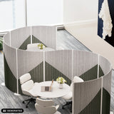 Grå Flexmiut Wave skärmväggar för visuell och akustisk avskärmning med geometriskt mönster från hjh OFFICE (AI-genererad bild)