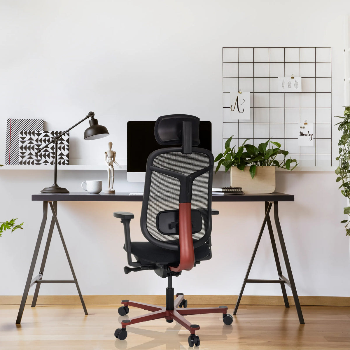 Hög kontorsstol BICOLORE HIGH i svart och rött med nätrygg från hjh OFFICE