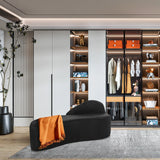 Svart Loungesoffa BARACOA med en orange filt framför ett inbyggt skåp från hjh OFFICE