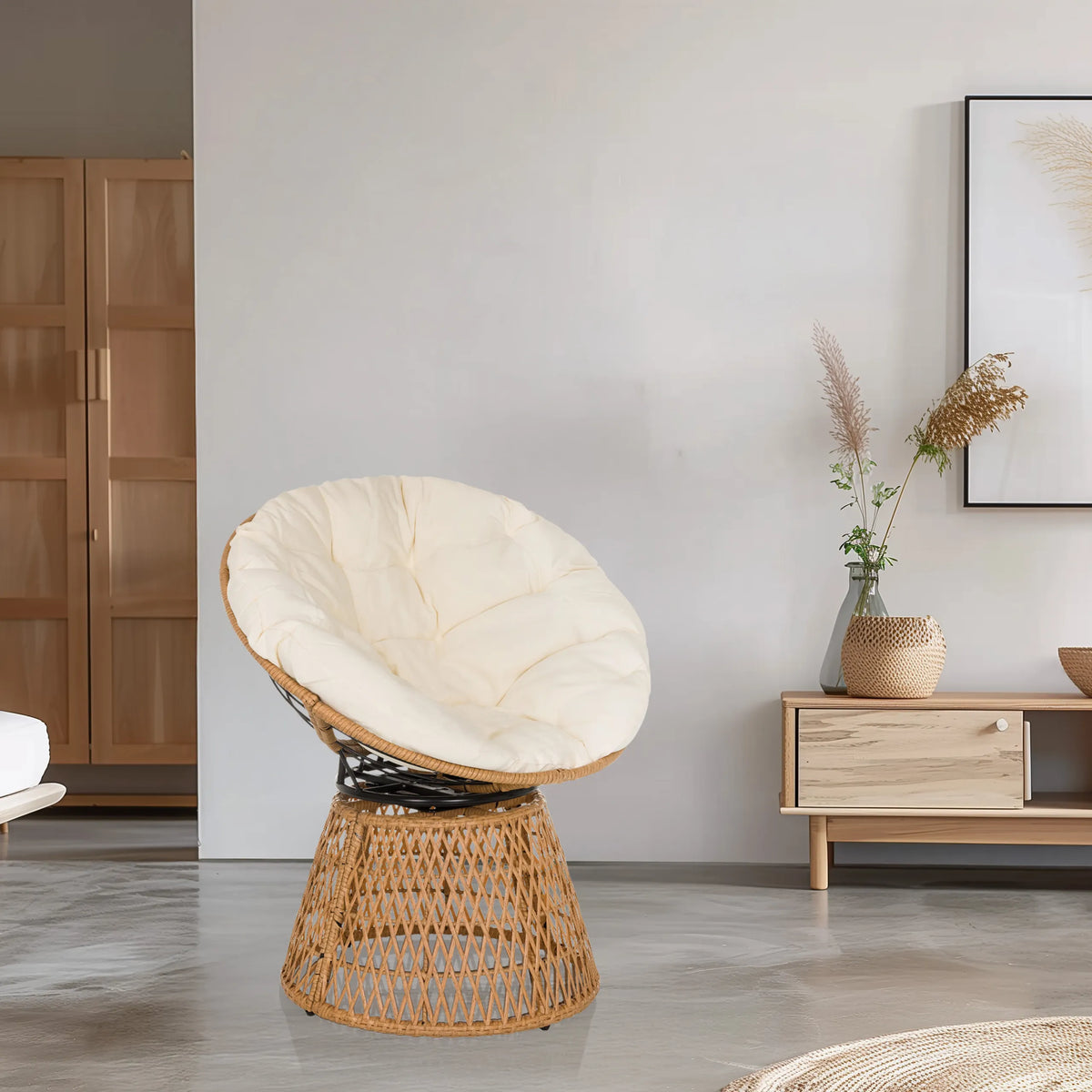 Utomhusstol WEAVORA i beige med flätad ram och mjuk, rund sittdyna från hjh LIVING