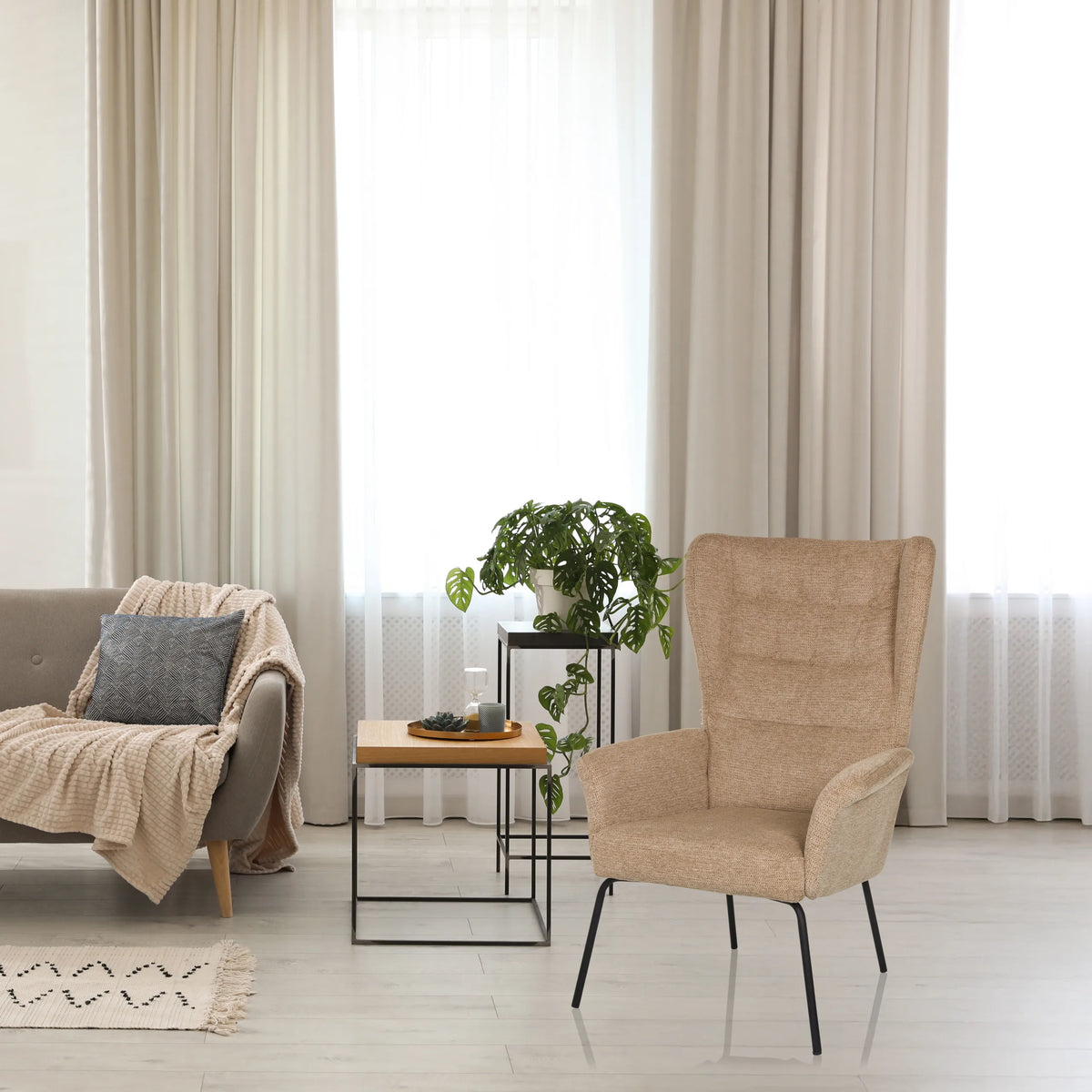 Beige stoppad fåtölj HAVENIO med högt ryggstöd och svarta metallben från hjh LIVING