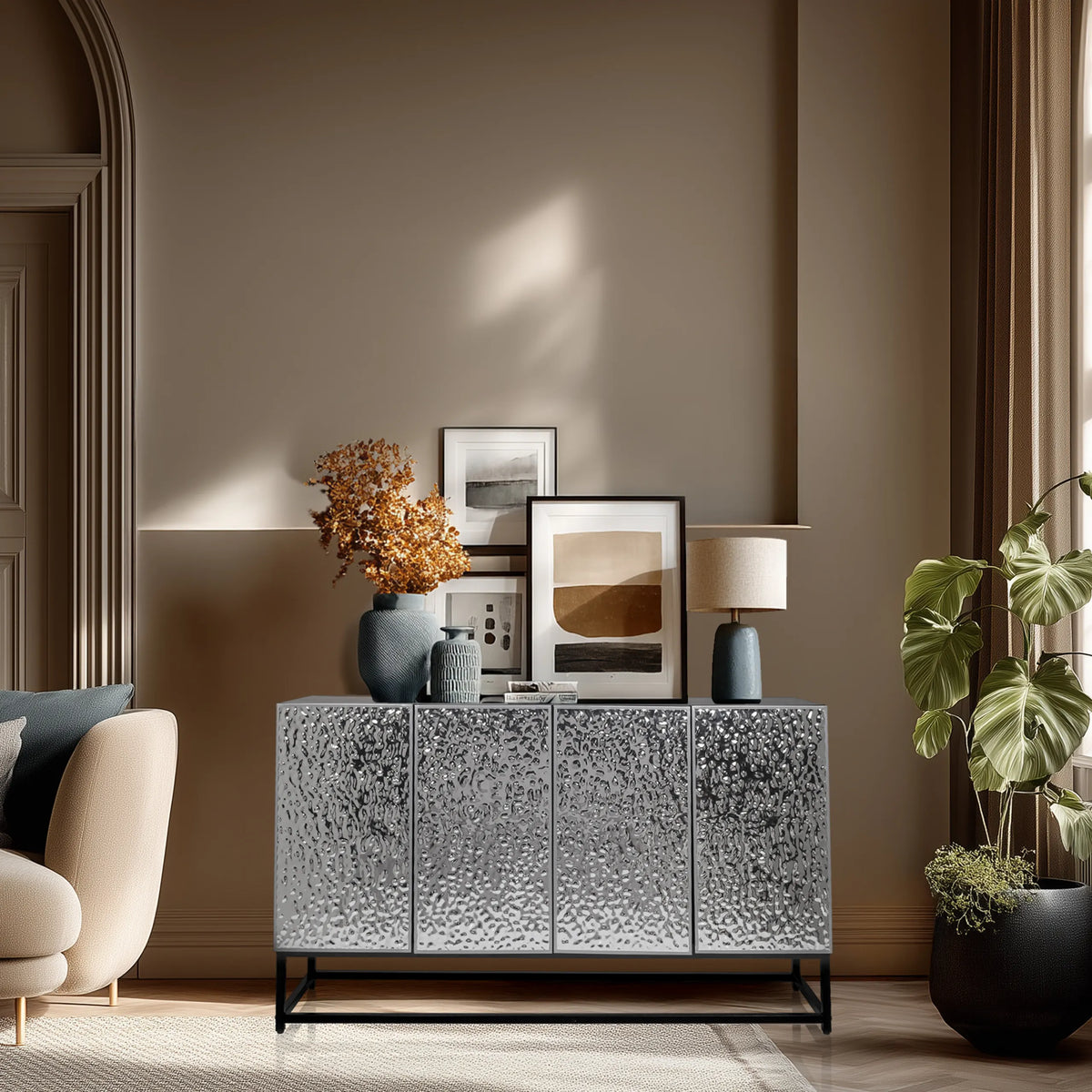 Silverfärgad byrå METALLIO med strukturerade fronter och svart underrede från hjh LIVING