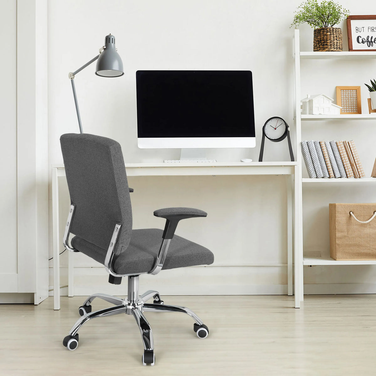 Home Office chefsfåtölj CHARLES I i mörkgrått med kromad fotkors och armstöd framför ett skrivbord från hjh OFFICE