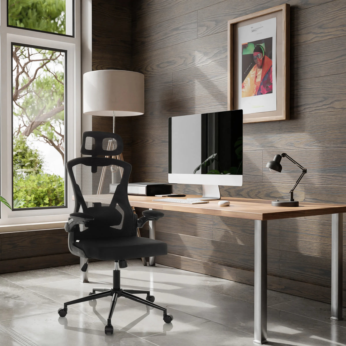Svart Professionell kontorsstol ARIGANO med nätryggstöd och nackstöd vid ett skrivbord från hjh OFFICE