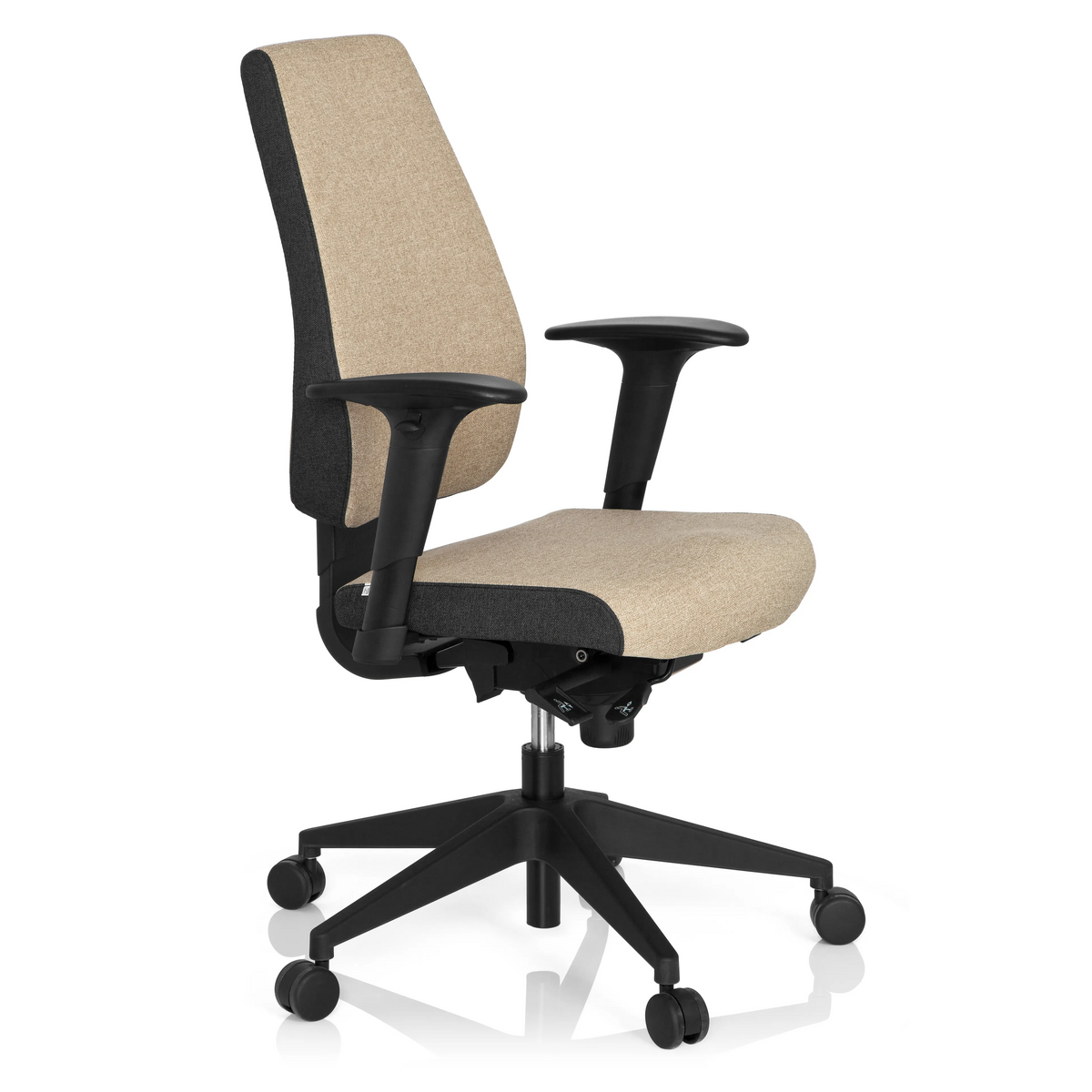 Beiger Profi-Bürostuhl PRO-TEC 500 mit Armlehnen und einem schwarzen Fußkreuz mit fünf Rollen von hjh OFFICE – 360-Grad-Ansicht (schräge Frontansicht 60°)