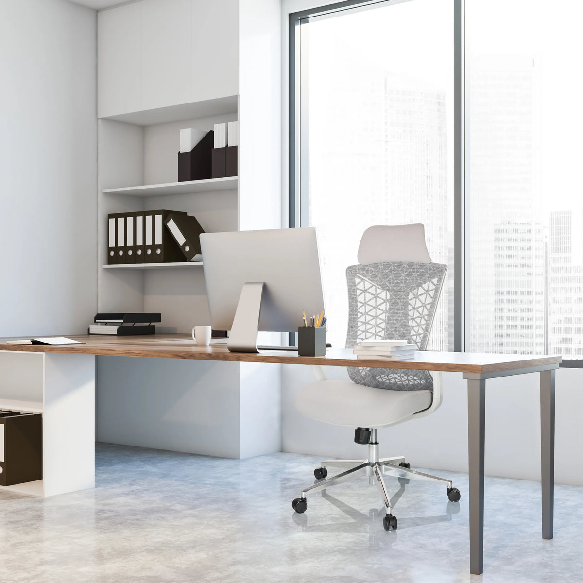 Grå Professionell kontorsstol FALEO W med nätryggstöd vid ett skrivbord från hjh OFFICE