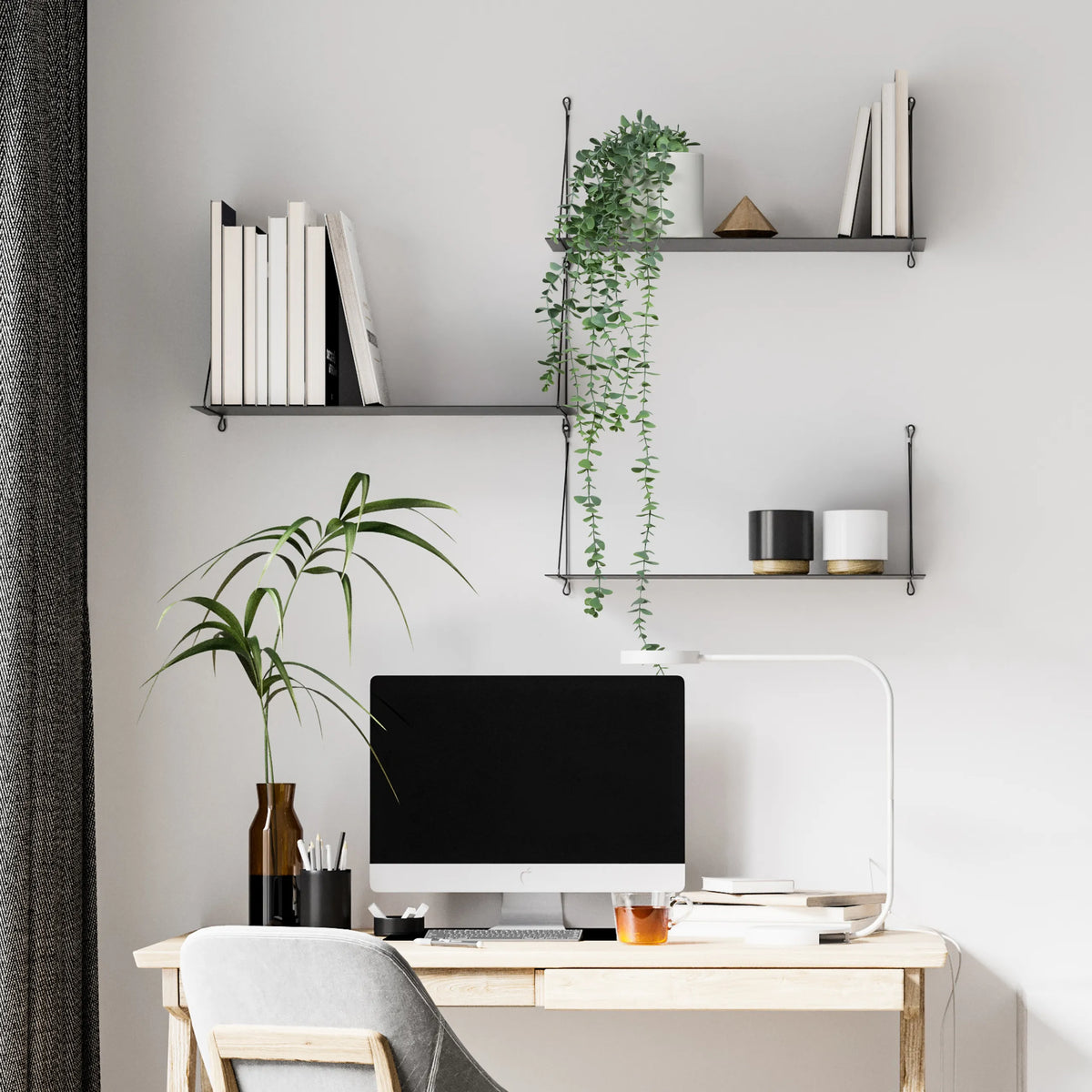 Grön Konstgjorda växter EUCALYPTUS CLIMB i en brun vas på ett skrivbord från hjh OFFICE