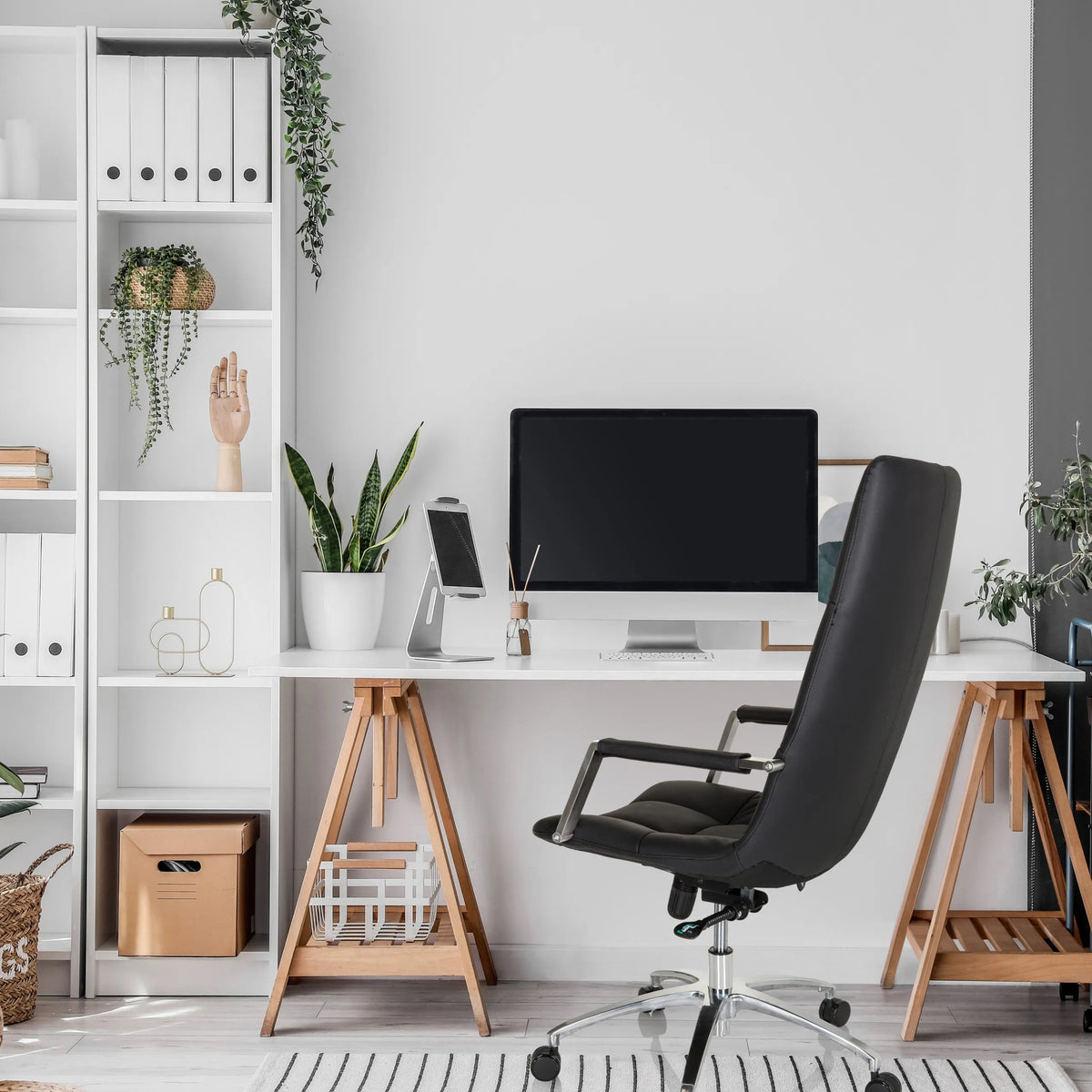 Svart Home Office chefsfåtölj SARANTO PRO i läder med armstöd och hjul från hjh OFFICE
