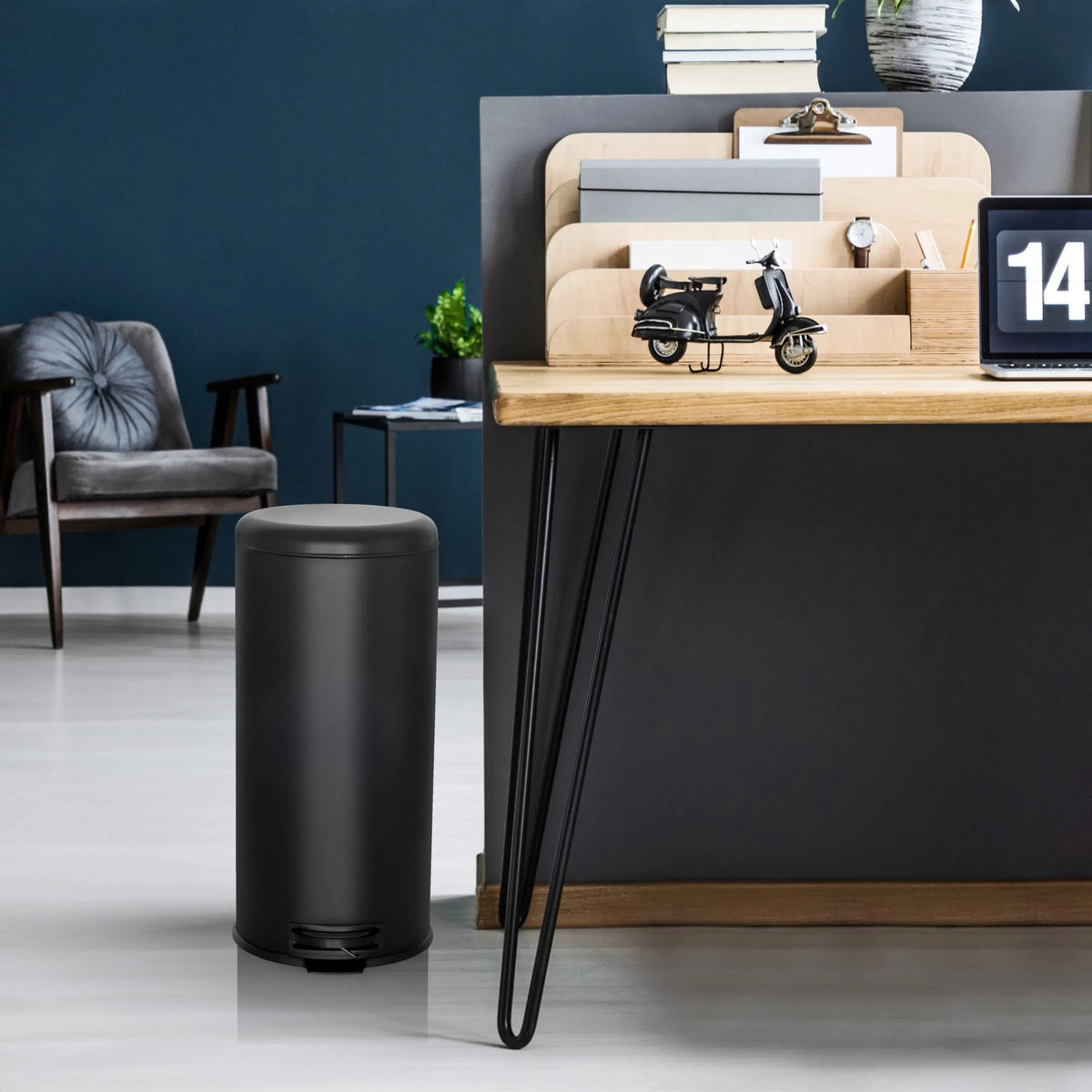 Svart papperskorg CLEAN STEP med 30 liters kapacitet från hjh OFFICE