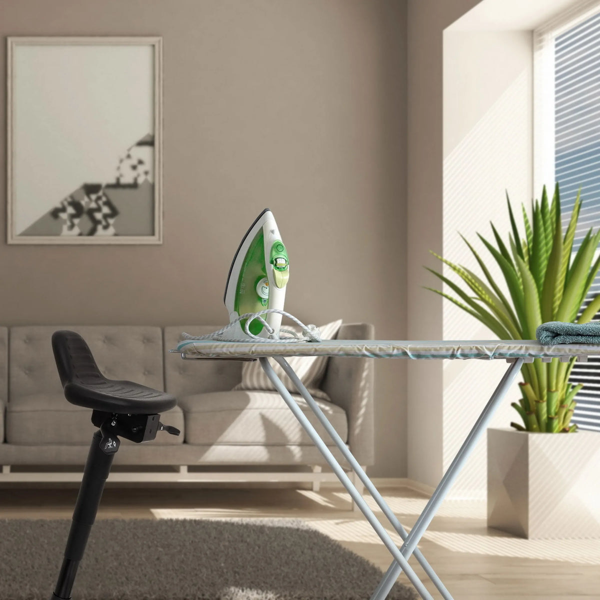 Svart ståstol TOP WORK 34 bredvid ett strykbräde i ett ljust rum från hjh OFFICE